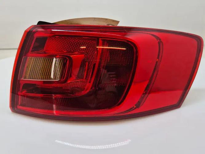 Фонарь задний правый внешний Volkswagen Jetta (2012)