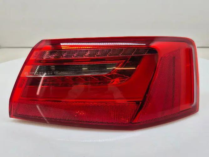 Фонарь задний правый внешний Audi A6 (2010)