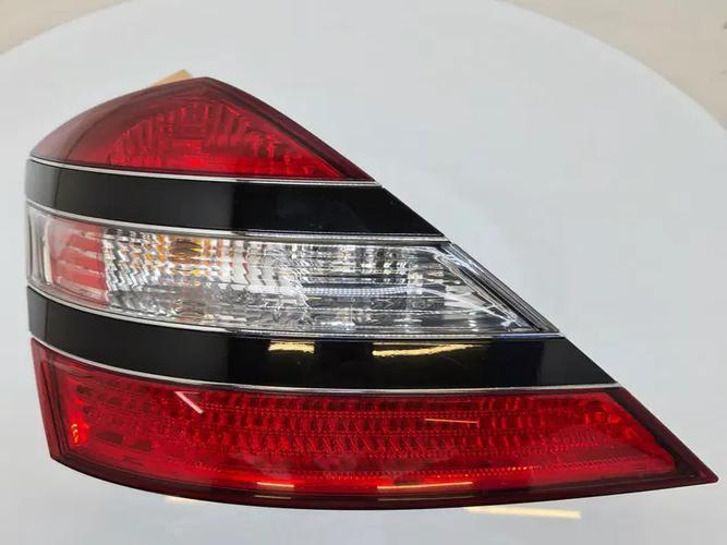 Фонарь задний левый внешний Mercedes-Benz S-Class (2011)
