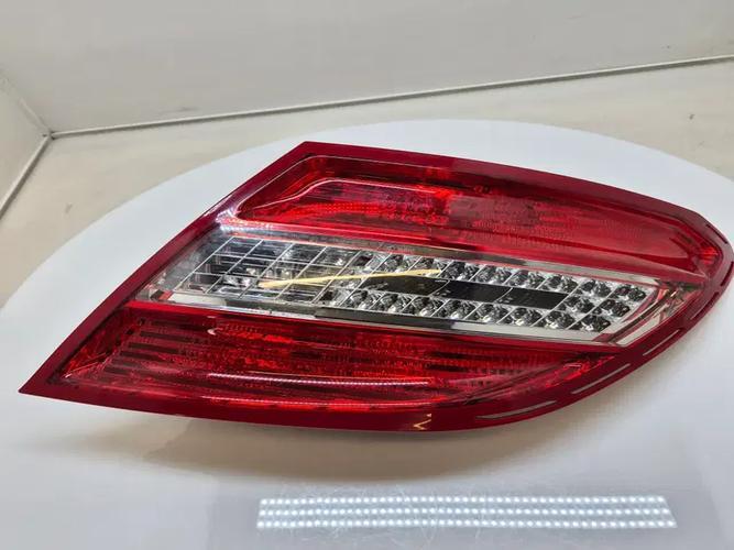 Фонарь задний правый внешний Mercedes-Benz C-Class (2012)
