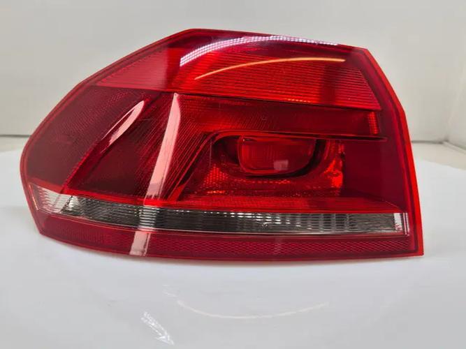 Фонарь задний левый внешний Volkswagen Passat (2019)