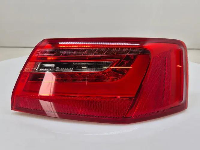 Фонарь задний правый внешний Audi A6 (2010)