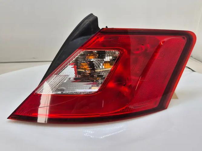 Фонарь задний правый внешний Ford Taurus (2010)