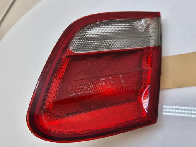 Фонарь задний правый внутренний Mercedes-Benz CLK-Class (2000)