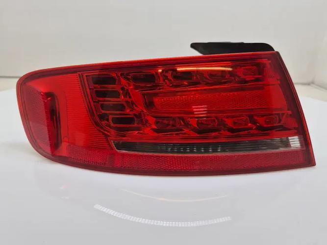Фонарь задний левый внешний Audi A4 (2010)