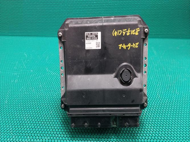 Блок управления двигателем (ECU) Toyota Prius (2014)