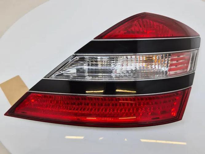 Фонарь задний правый внешний Mercedes-Benz S-Class (2011)