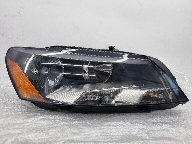 Headlight Right (RH) Volkswagen Passat (2015)