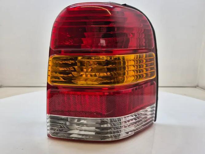 Фонарь задний правый внешний Ford Escape (2002)
