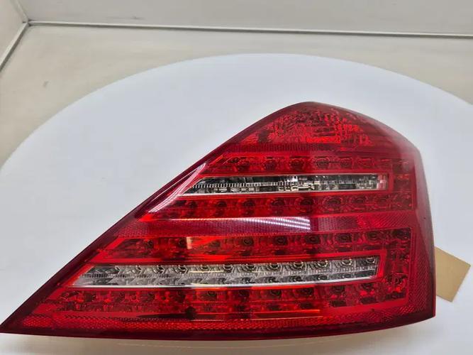 Фонарь задний правый внешний Mercedes-Benz S-Class (2011)