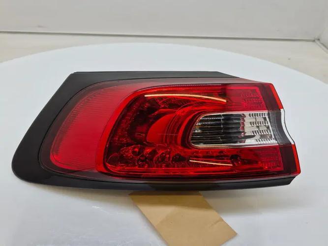 Фонарь задний левый внешний Jeep Grand Cherokee (2014)