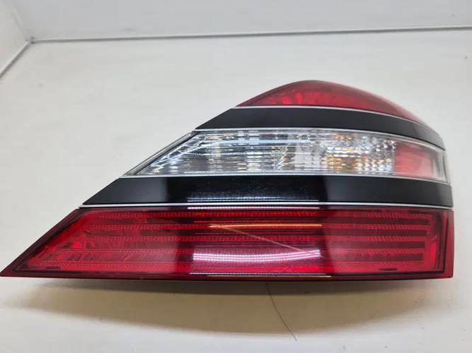 Фонарь задний правый внешний Mercedes-Benz S-Class (2011)