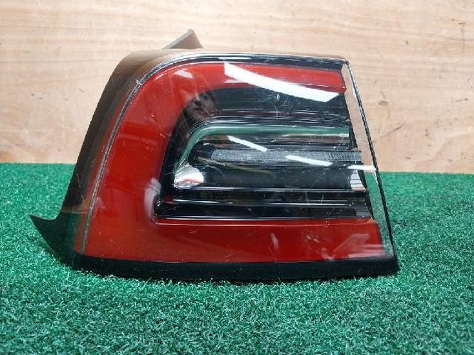 Tail Light Left (LH) Tesla Model Y (2020–2021)