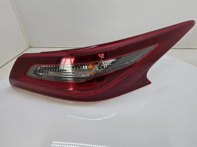Фонарь задний правый внешний Nissan Altima (2015)