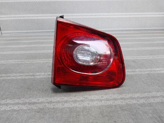 Обшивка двери багажника левая Volkswagen Tiguan (2009–2011)