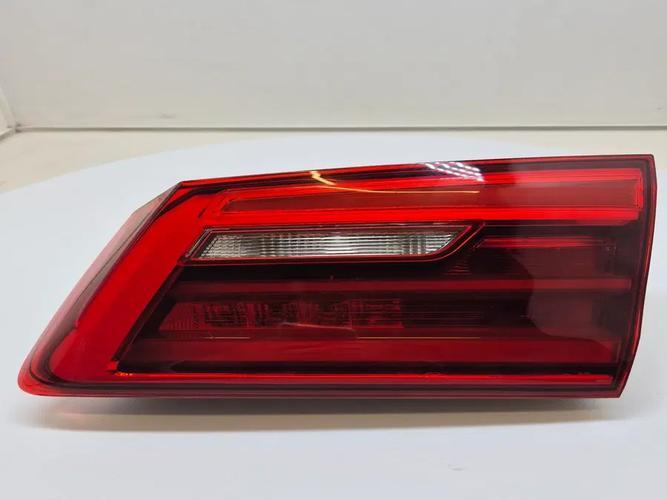 Фонарь задний правый внутренний BMW 5 Series (2020)