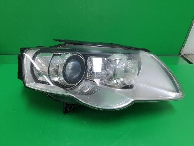 Headlight Right (RH) Volkswagen Passat (2011)