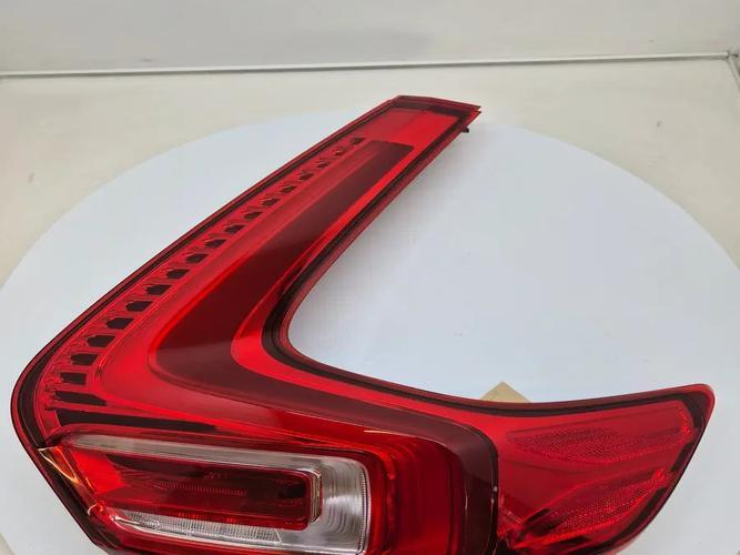 Фонарь задний правый внешний Volvo XC40 (2023)