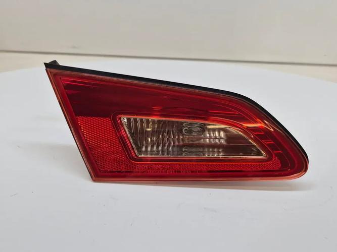 Фонарь задний левый внутренний Infiniti G (2008)