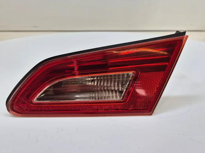 Фонарь задний правый внутренний Infiniti G (2008)
