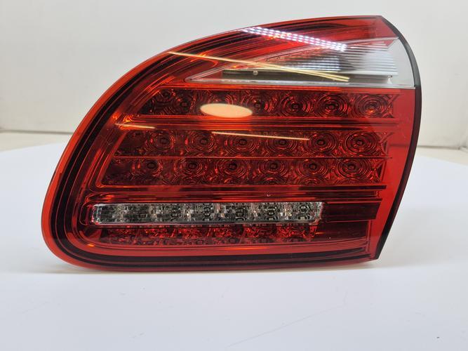Фонарь задний правый внутренний Porsche Cayenne (2014)