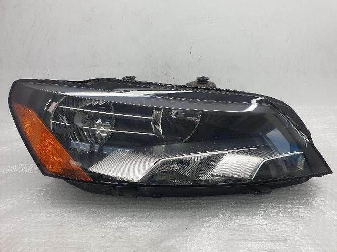 Headlight Right (RH) Volkswagen Passat (2013)