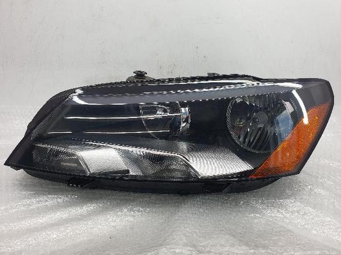 Headlight Left (LH) Volkswagen Passat (2013–2015)