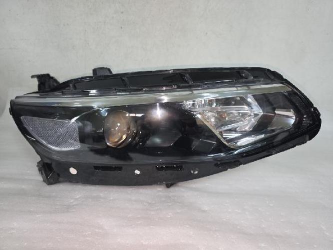 Headlight Right (RH) Chevrolet Malibu (2017)