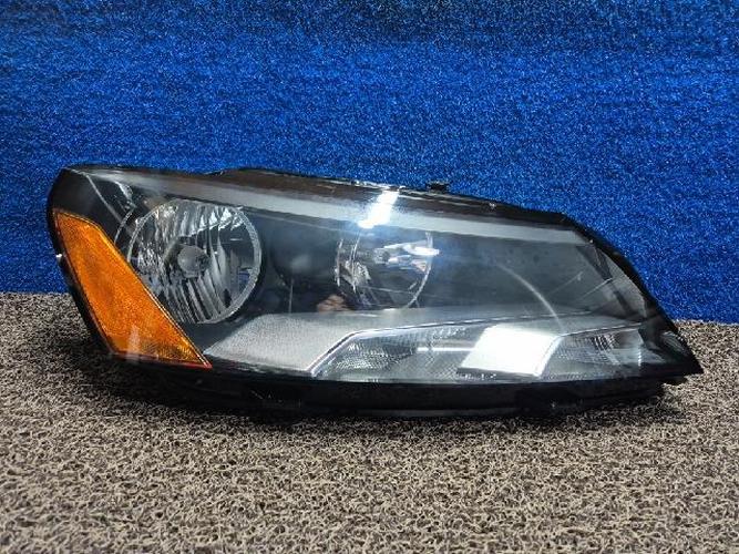 Headlight Right (RH) Volkswagen Passat (2015)