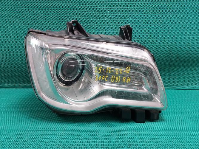 Headlight Right (RH) Chrysler 300 (2015)