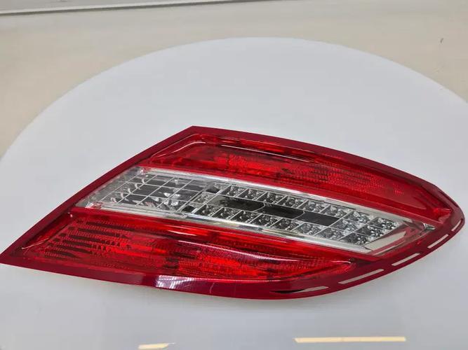 Фонарь задний правый внешний Mercedes-Benz C-Class (2012)