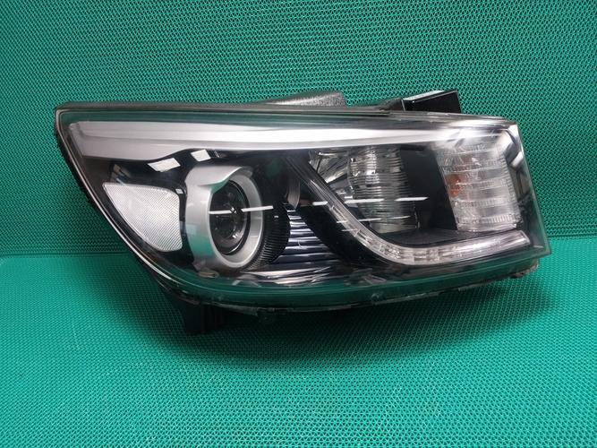 Headlight Right (RH) Kia Carnival (2016–2017)