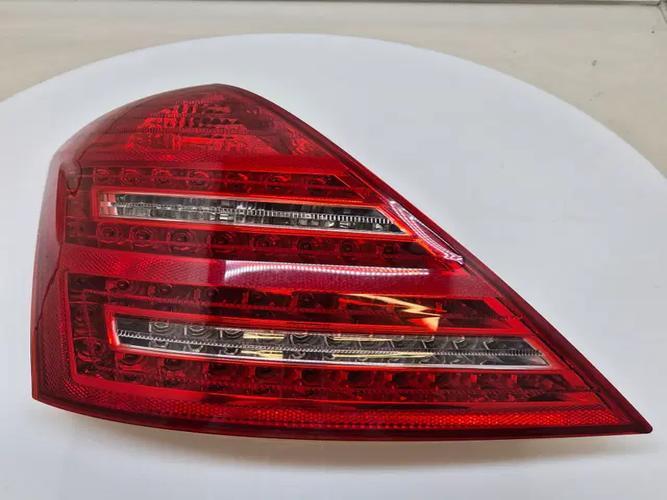 Фонарь задний левый внешний Mercedes-Benz S-Class (2011)