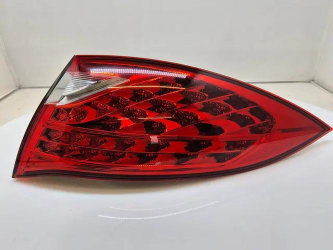 Tail Light Right (RH) Outer (fender) Porsche Cayenne (2007)