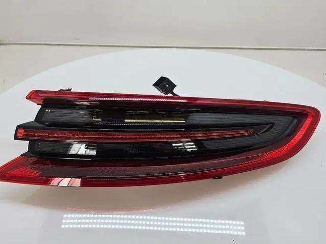 Tail Light Right (RH) Outer (fender) Porsche Macan (2016)