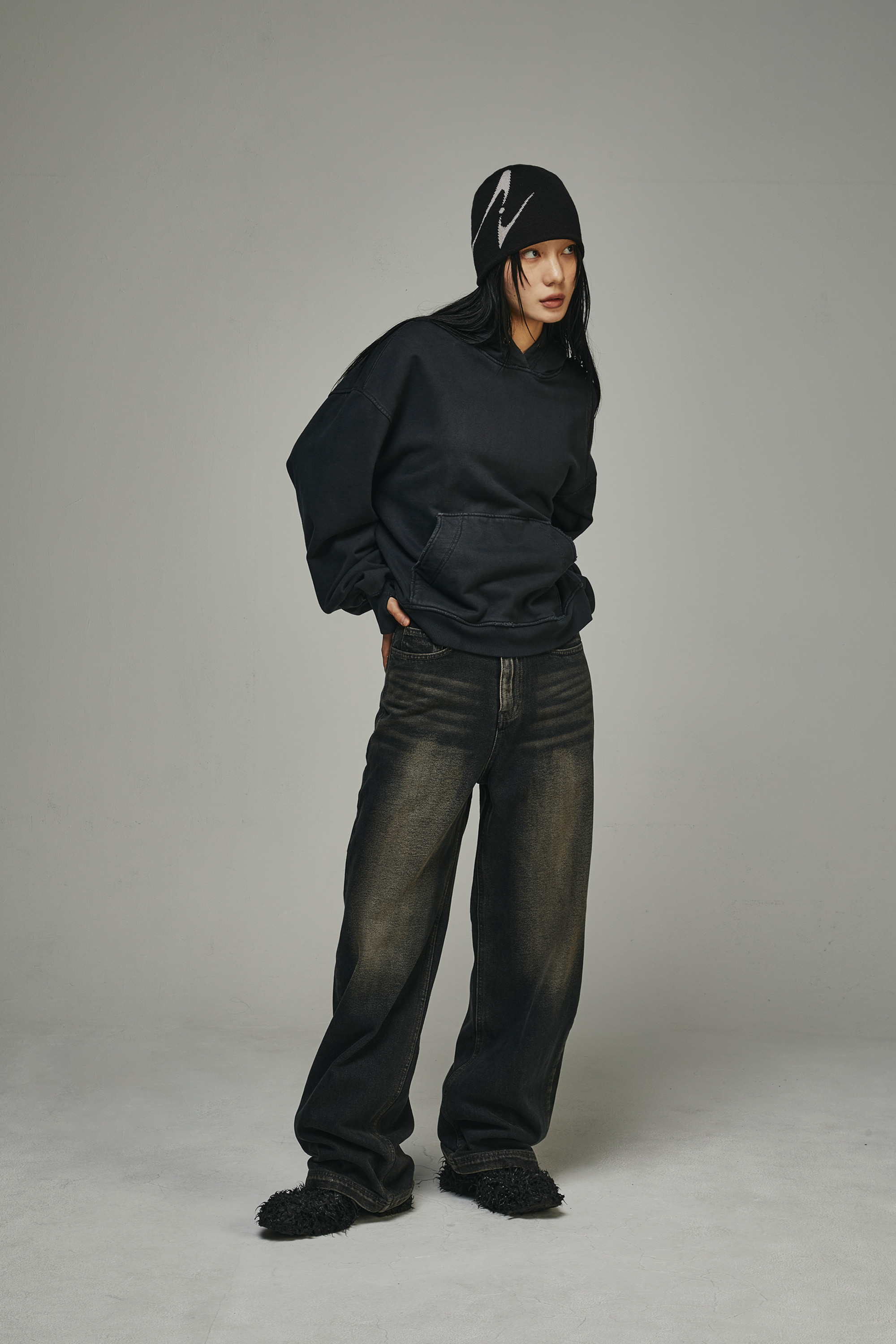 【BLR】BLR Curved Logo Beanie Black 비엘알(BLR) BLR Curved Logo Beanie Black - 사이즈 & 후기