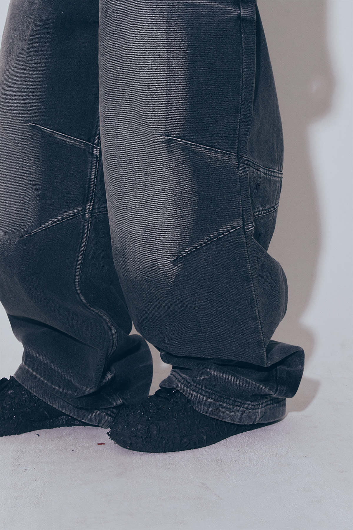 【BLUER】EMBOSSED WAVE WASHING WIDE DENIM PANTS BLUER】Embossed Wave Washing Wide Denim Pants Black