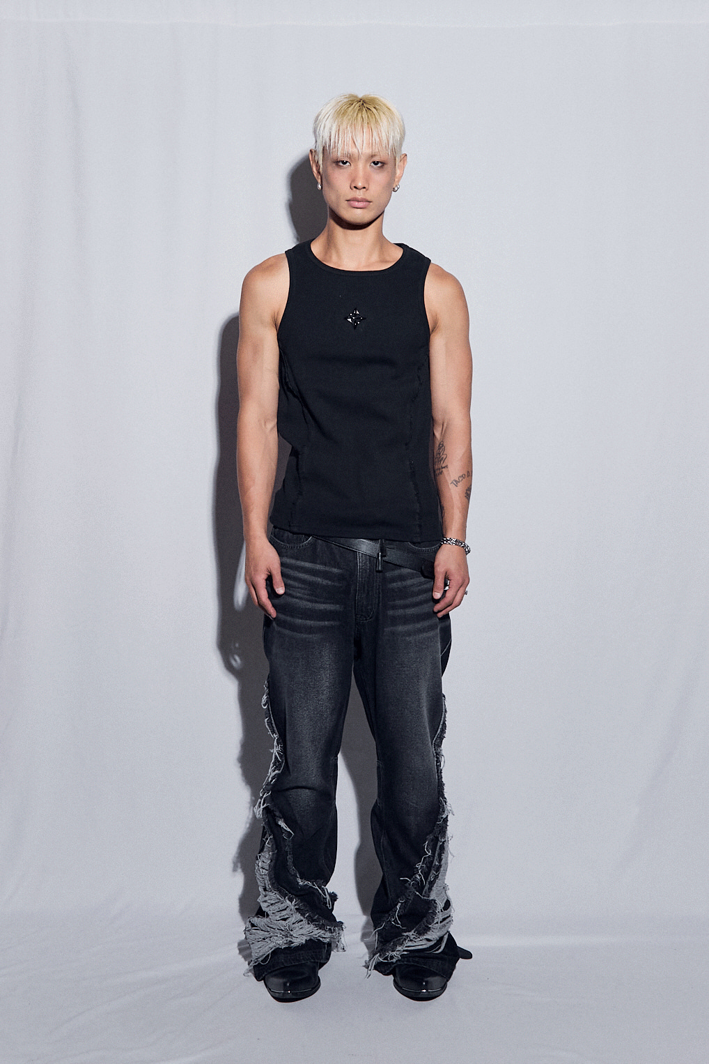 【BLR BLUER】Logo Rivet Sleeveless LOGO RIVET SLEEVELESS BLACK - BLR 비엘알