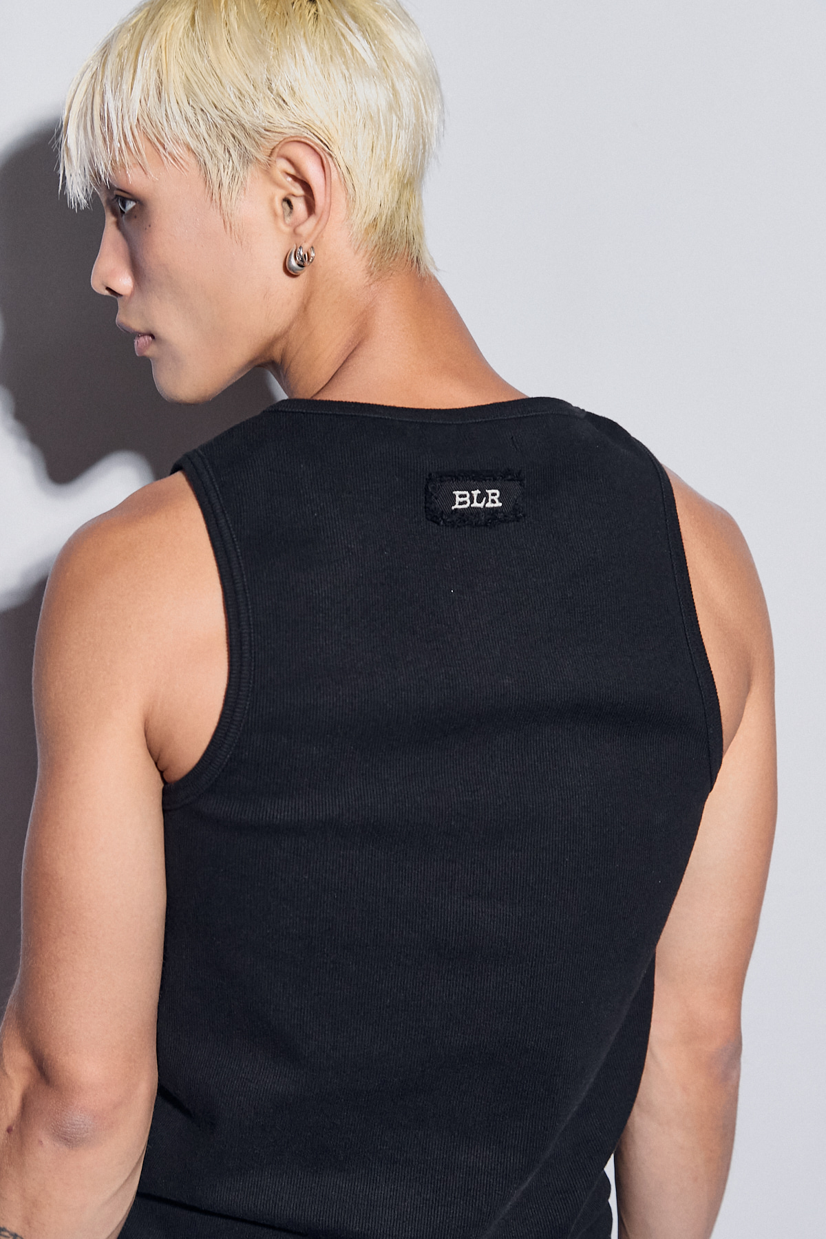【BLR BLUER】Logo Rivet Sleeveless LOGO RIVET SLEEVELESS BLACK - BLR 비엘알
