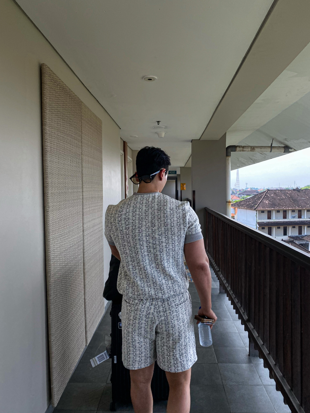 드레스 모델 착용 이미지-S2L4