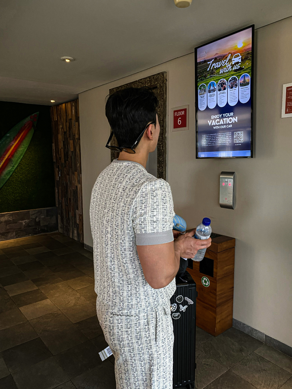 드레스 모델 착용 이미지-S2L3