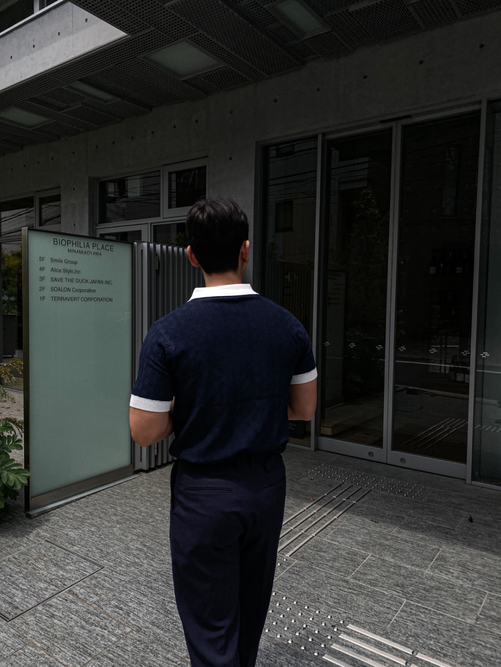 模特兒身穿短袖T卹 - S1L50