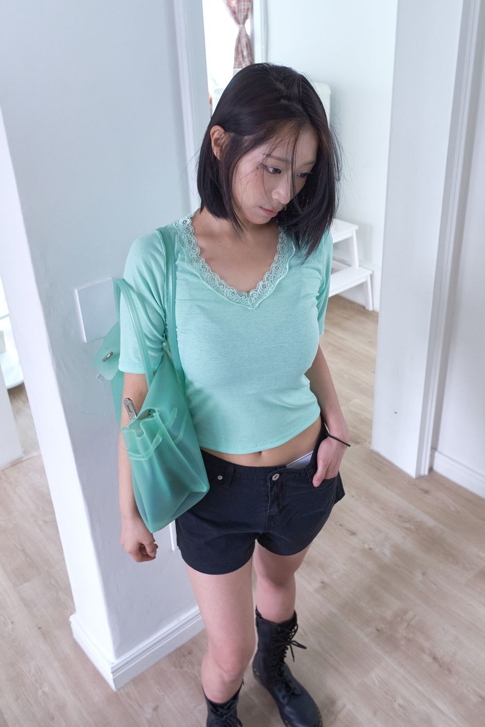 Lace V-Neck 3/4-Sleeve T-Shirt - 레이스 디테일의 V넥 7부 소매 티셔츠 제품 이미지
